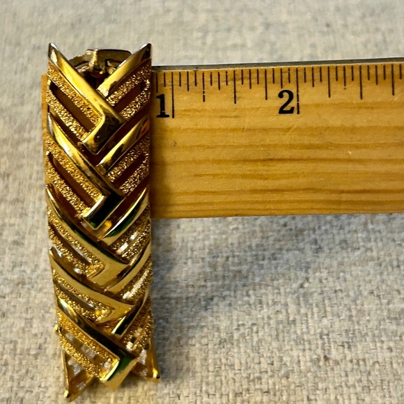 Vintage Monet Gold Tone Chevron Link Bracelet - Picture 9 of 11